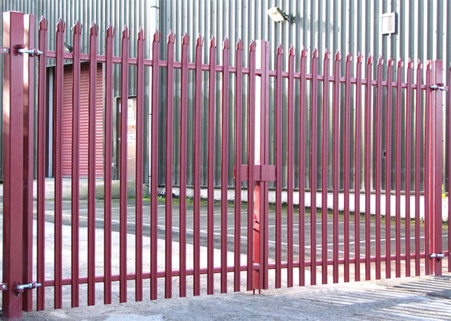 Cổng nhà màu hồng nhạt