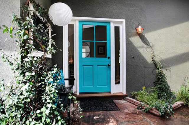 Cánh cửa sắt được thiết kế đơn giản, sơn xanh da trời