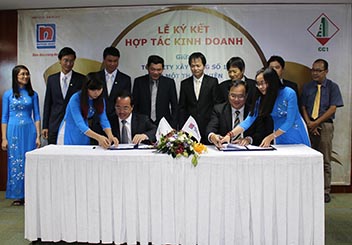 Đại diện Nippon Paint và Tổng Công ty XD Số 1 – TNHH MTV cùng ký kết thỏa thuận hợp tác