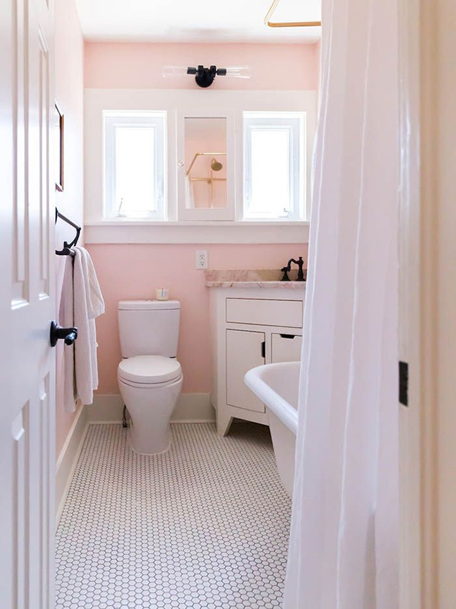 Nhà vệ sinh màu hồng nhạt