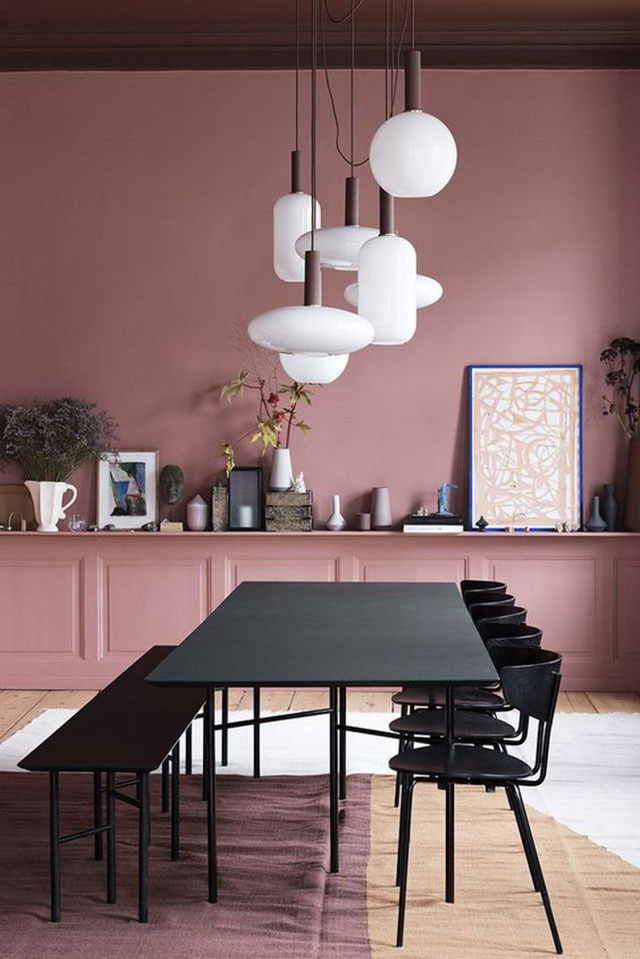 Sơn tường tông hồng kết hợp với bộ bàn ghế màu đen
