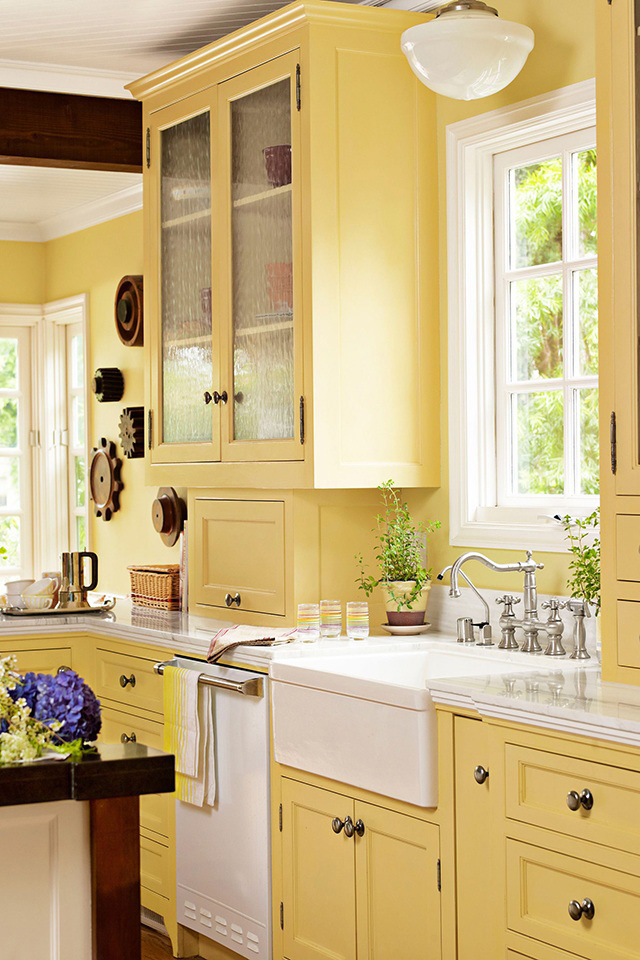 Sơn nội thất màu vàng kem giúp không gian bếp trở nên sáng hơn