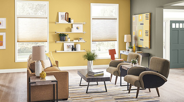 Màu sơn vàng ánh nâu giúp không gian phòng khách trở nên sáng hơn