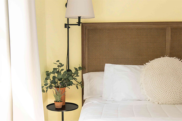 Sơn nội thất màu vàng kem mang lại không gian tươi mới cho phòng ngủ