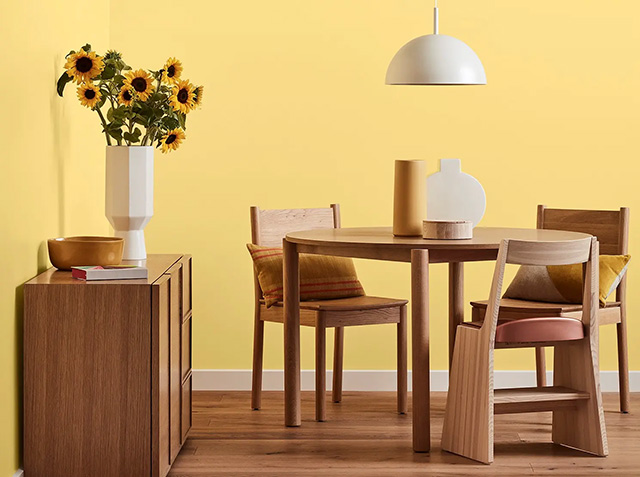 Phòng ăn với màu sơn vàng kem giúp kích thích vị giác và làm tăng cảm giác vui vẻ cùng gia đình
