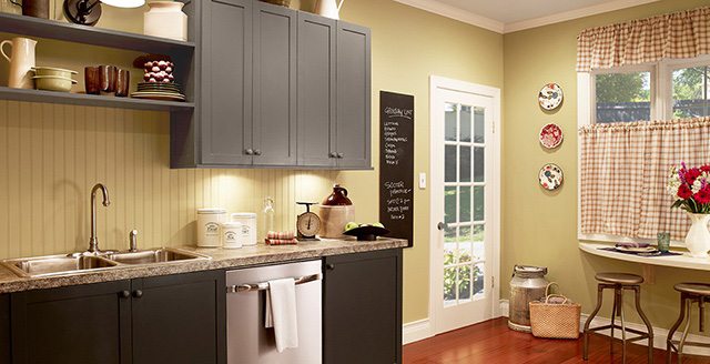 Sơn nội thất màu vàng kem mang lại vẻ hiện đại cho phòng bếp