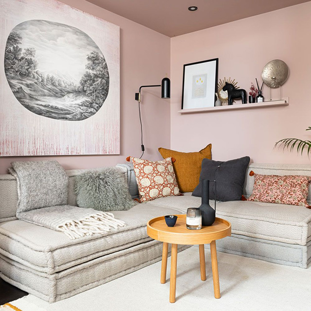 Phòng khách hướng Nam sơn màu hồng nhạt