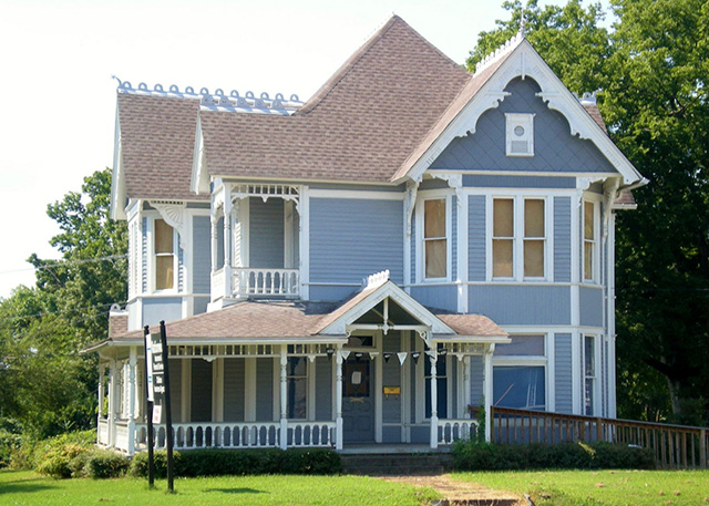 Ngôi nhà được sơn màu xanh đại dương chủ đạo kết hợp cùng các diện màu trắng, hồng phụ họa