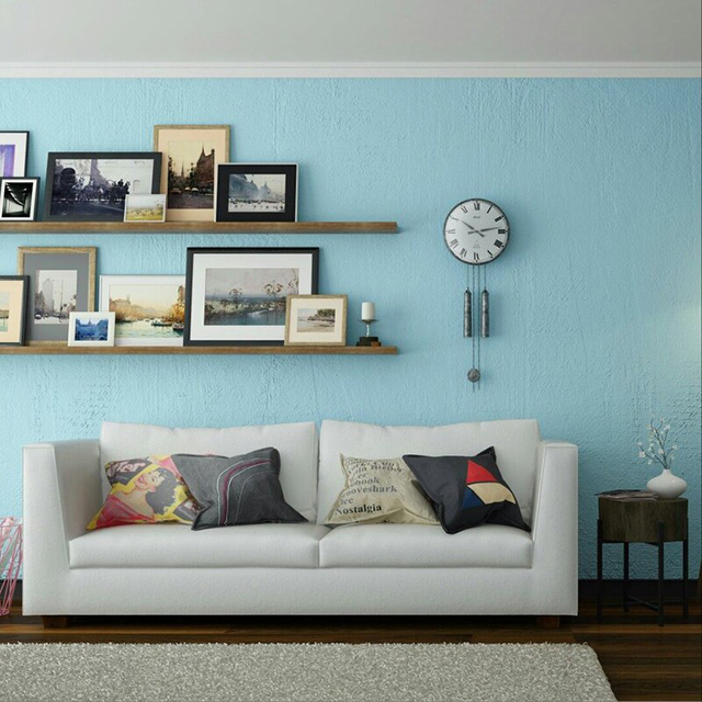 Phòng khách kết hợp giữa màu xanh bầu trời và màu trắng của ghế sofa