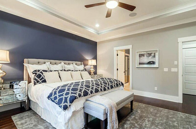 Phòng ngủ được kết hợp giữa tone màu xanh hải quân và màu trắng xám