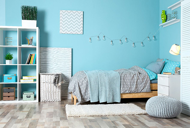 Phòng ngủ với sự kết hợp giữa màu xanh bầu trời và màu trắng của tủ