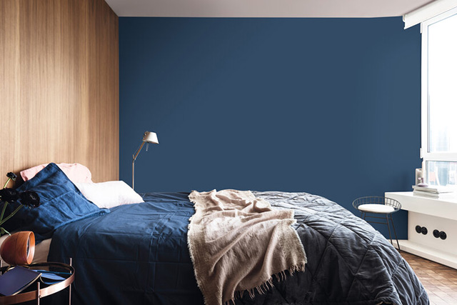 Phòng ngủ với sự kết hợp giữa màu xanh chàm của tường và màu trắng