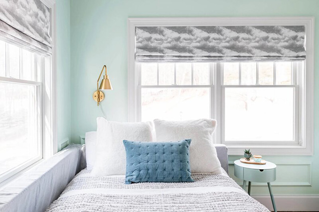 Phòng ngủ với sự kết hợp giữa màu xanh nhiệt đới và tone màu trắng