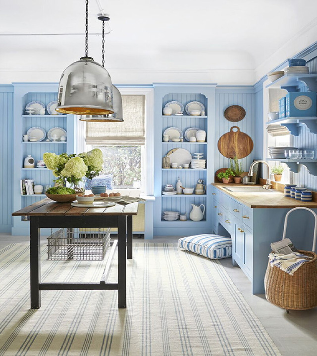 Sơn xanh băng kết hợp cùng nội thất cùng tone cho phòng bếp