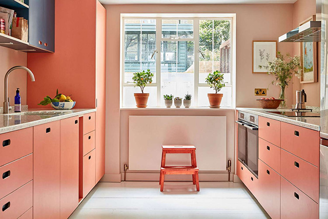 Phòng bếp hiện đại với màu sơn hồng NP R 1293P chủ đạo