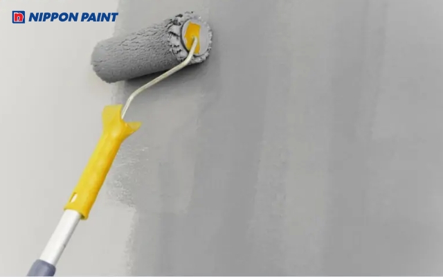 1 lít sơn lót có thể phủ từ 5 đến 7m² tùy loại sơn và điều kiện thi công