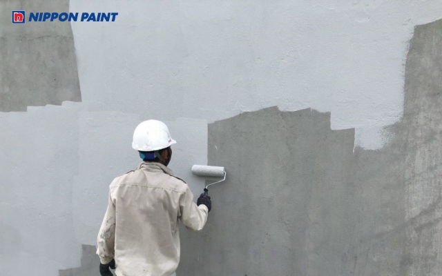 Diện tích phủ sơn chống thấm phụ thuộc vào bề mặt loại sơn và kỹ thuật thi công