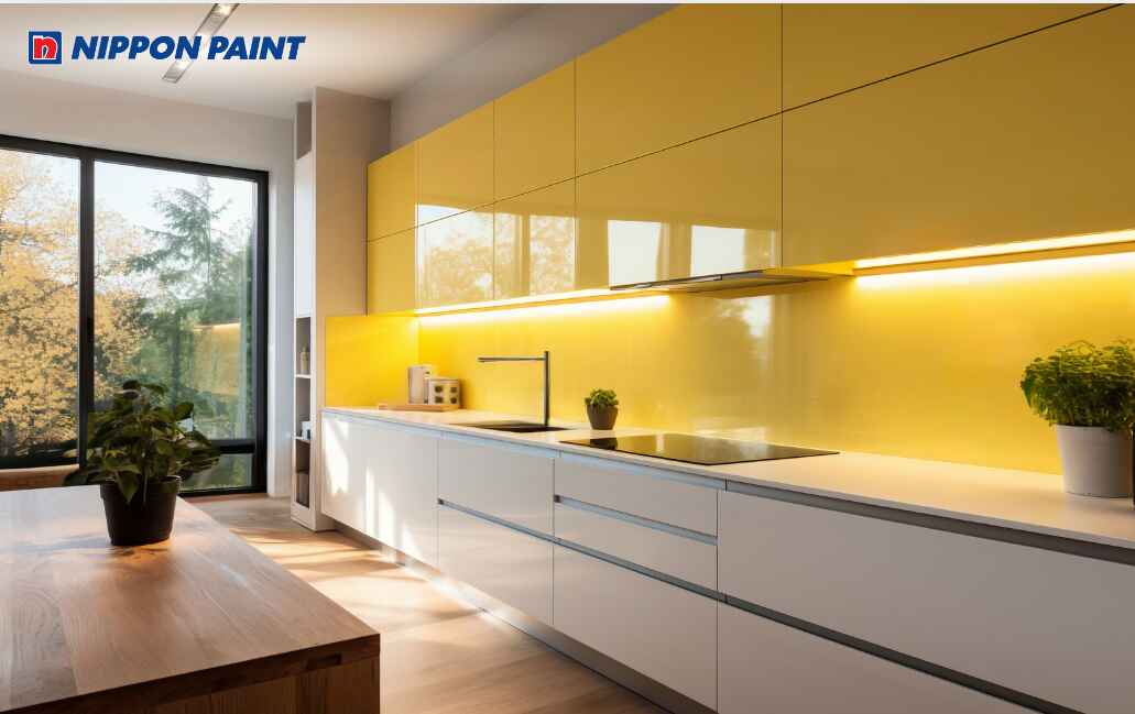 Phòng bếp tường trắng kết hợp gạch ốp vàng