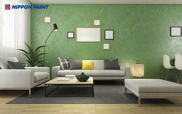 Phòng khách hiện đại với tường xanh rêu, sofa xám và điểm nhấn nội thất tối giản