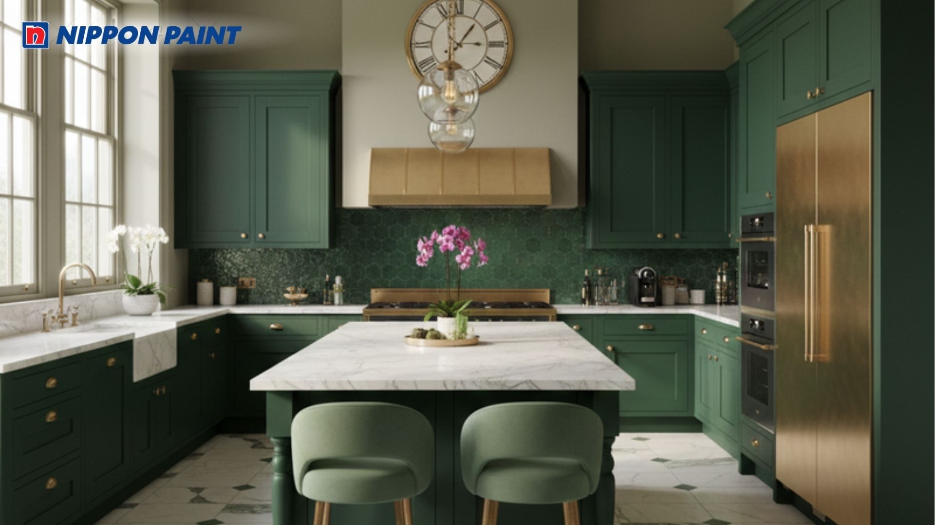 Phòng bếp được thiết kế sang trọng cùng với gam màu xanh lục mang đến cảm giác tươi mát