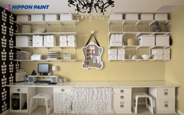 Phòng làm việc kết hợp tone vàng kem, trắng nhã nhặn