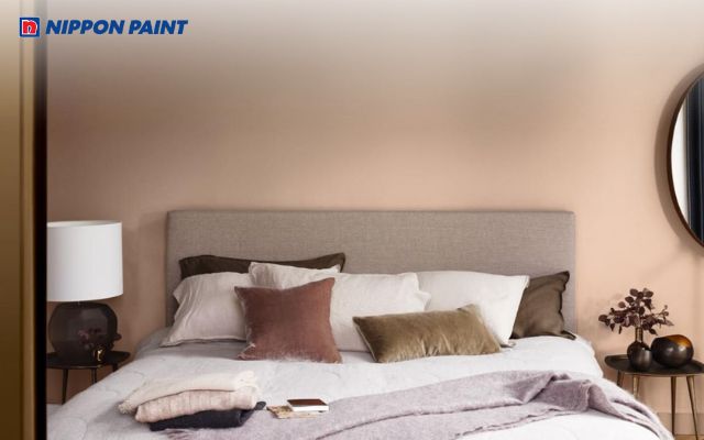 Phòng ngủ với gam màu nâu đất dịu nhẹ, mang lại sự thư giãn lâu dài