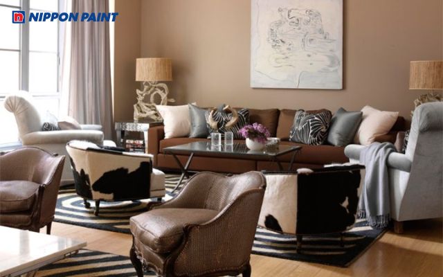 Phòng được sơn màu nâu nhạt với nội thất mang tông màu trung tính