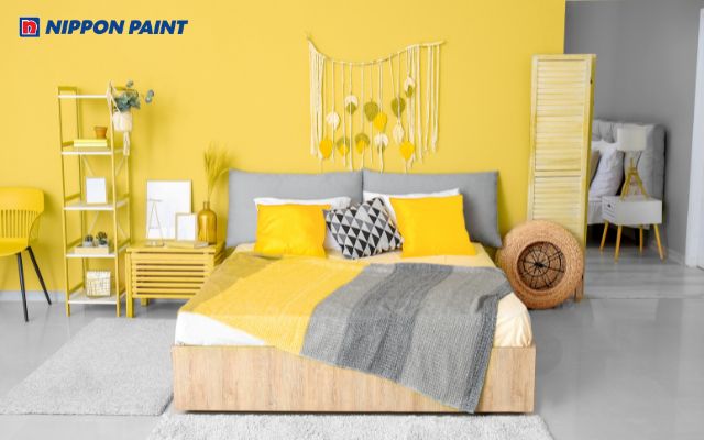 Gam vàng nhạt kết hợp ánh sáng nhẹ tạo cảm giác dễ chịu