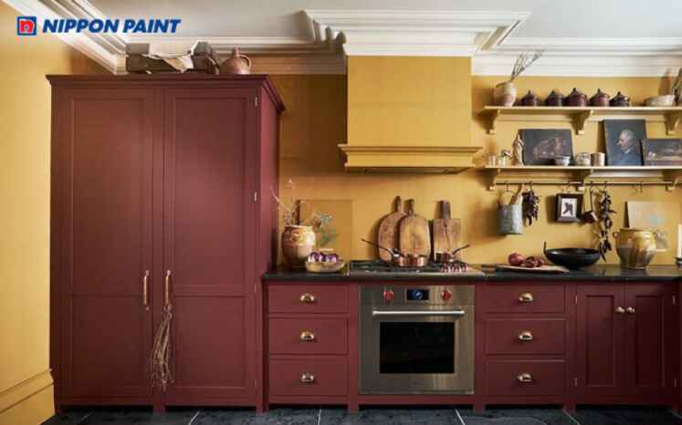 Phòng bếp với sự kết hợp ấn tượng giữa màu đỏ đô và màu vàng