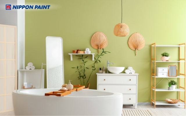 Nội thất màu trắng kết hợp với màu sơn tường xanh giúp phòng tắm luôn sạch sẽ