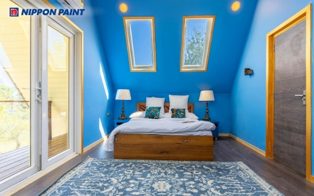 Xanh đậm giúp không gian phòng ngủ trở nên nổi bật hơn