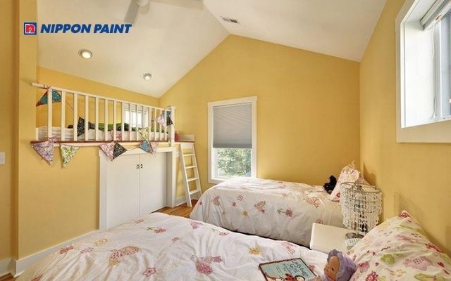 Phòng ngủ vàng ấm áp, tạo cảm giác dễ chịu, gần gũi