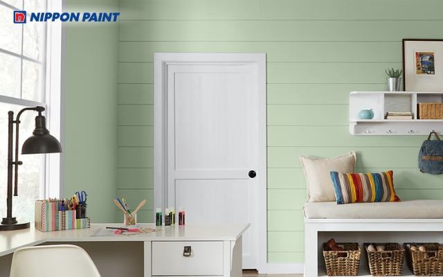 Xanh rêu sáng kết hợp be trung tính mang lại sự tĩnh lặng và chiều sâu