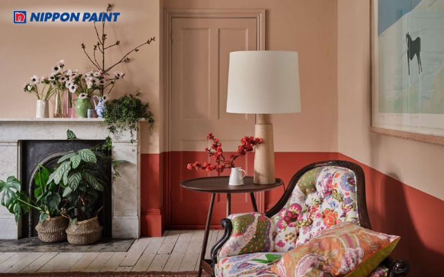 Màu đỏ san hô giúp phòng khách tràn đầy năng lượng tươi mới và sự sáng tạo