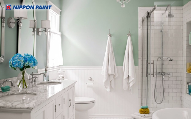 Màu trắng ngà phối cùng gạch ốp tường xanh lá giúp tạo điểm nhấn bắt mắt