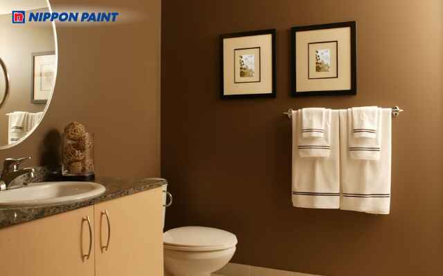 Phòng tắm màu nâu đậm và nhạt sáng tạo cảm giác sạch và thoáng