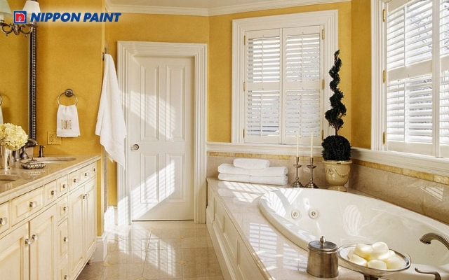 Gam vàng kem phối trắng ấm giúp phòng tắm sáng và dễ chịu