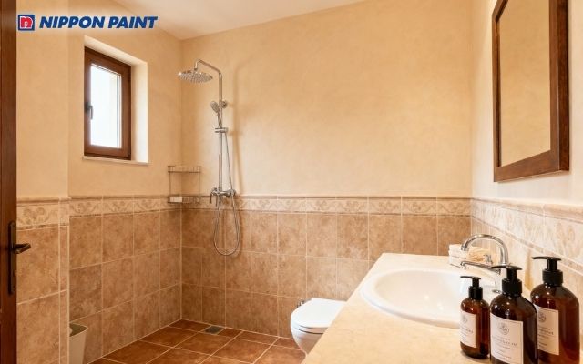 Tường màu be nude, sàn gạch màu nâu nhạt, phù hợp với gia chủ yêu thích sự cổ điển