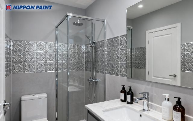 Phòng tắm màu xám nhạt, tạo chiều sâu và tính thẩm mỹ cao