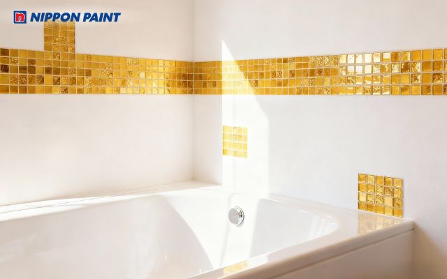 Phòng tắm màu trắng sứ, điểm mosaic màu vàng kem, giúp thu hút may mắn cho gia chủ