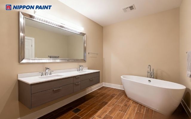 Phối màu be nhạt, gạch lát nâu vân gỗ, tạo không gian ấm áp, hiện đại cho phòng tắm