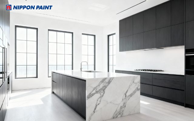 Phòng bếp sơn màu trắng sứ sạch sẽ, thoáng đãng, hợp mệnh Kim Quý Dậu