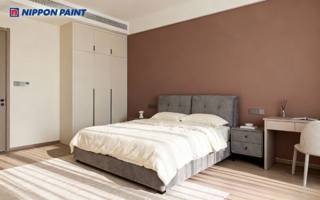 Phòng ngủ phối màu trắng sữa, nhấn màu nâu taupe, giúp thư giãn tinh thần