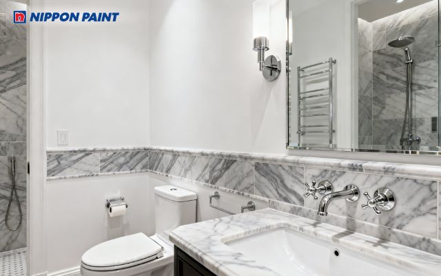 Phòng tắm trắng sứ điểm nhấn gạch ốp xám ghi vân đá marble sạch sẽ, thoáng mát