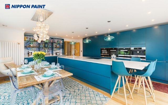 Phòng bếp xanh coban nổi bật, tạo điểm nhấn cá tính và cảm giác sạch sẽ