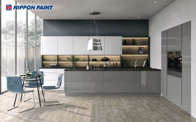 Phòng bếp trắng tinh giản, giúp không gian sáng thoáng và dễ giữ sự gọn gàng