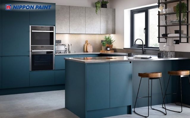 Phòng bếp xanh coban đậm đà, mang nét hiện đại và tăng chiều sâu không gian