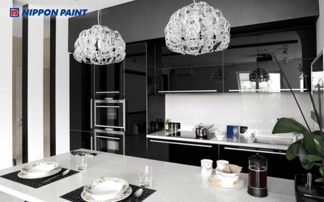 Phòng bếp đen sang trọng, tạo cảm giác chắc chắn và phong thái hiện đại