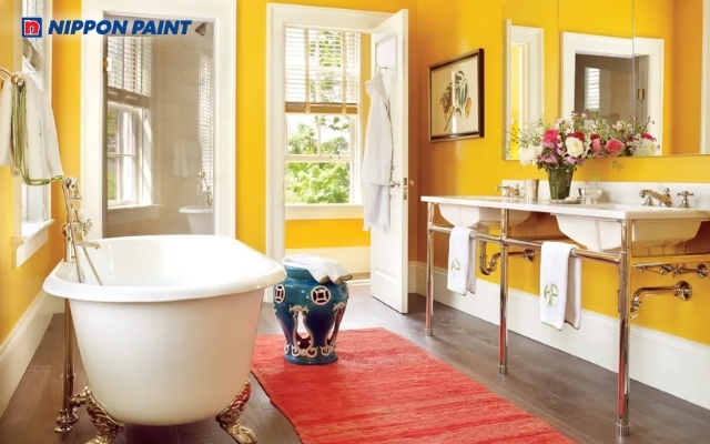 Mảng tường sơn tông vàng cát giúp khu vực tắm luôn sáng sủa và dễ chịu