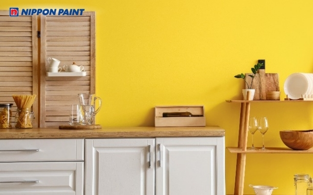 Không gian bếp mang sắc vàng ấm nhẹ nhàng, tạo cảm giác dễ chịu cho mọi bữa ăn